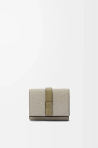 Cartera tríptica en piel de becerro granulada suave Shell Grey/Eucalyptus