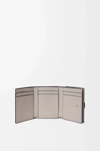 Cartera tríptica en piel de becerro granulada suave Taupe/Gold