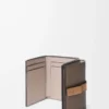 Cartera tríptica en piel de becerro granulada suave Taupe/Gold Cartera tríptica en piel de becerro granulada suave Taupe/Gold