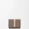 Cartera tríptica en piel de becerro granulada suave Taupe/Talc Cartera tríptica en piel de becerro granulada suave Taupe/Talc
