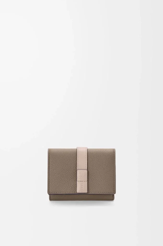 Cartera tríptica en piel de becerro granulada suave Taupe/Talc Cartera tríptica en piel de becerro granulada suave Taupe/Talc