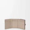 Cartera tríptica en piel de becerro granulada suave Taupe/Talc Cartera tríptica en piel de becerro granulada suave Taupe/Talc