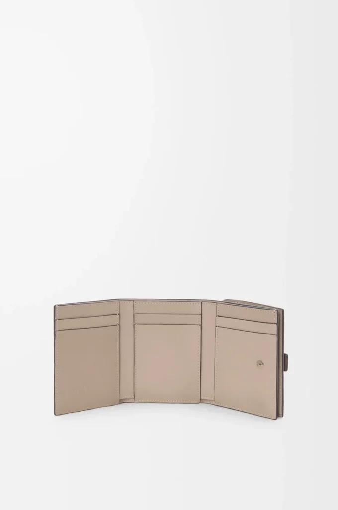 Cartera tríptica en piel de becerro granulada suave Taupe/Talc Cartera tríptica en piel de becerro granulada suave Taupe/Talc