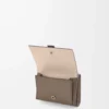 Cartera tríptica en piel de becerro granulada suave Taupe/Talc Cartera tríptica en piel de becerro granulada suave Taupe/Talc