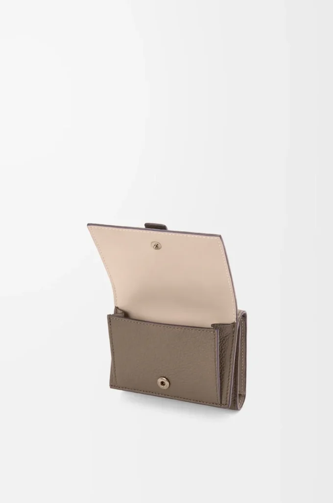Cartera tríptica en piel de becerro granulada suave Taupe/Talc Cartera tríptica en piel de becerro granulada suave Taupe/Talc
