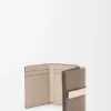 Cartera tríptica en piel de becerro granulada suave Taupe/Talc Cartera tríptica en piel de becerro granulada suave Taupe/Talc