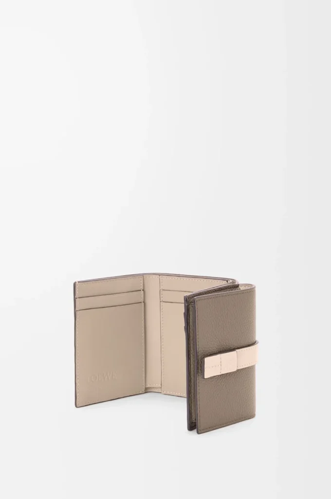 Cartera tríptica en piel de becerro granulada suave Taupe/Talc Cartera tríptica en piel de becerro granulada suave Taupe/Talc