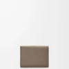Cartera tríptica en piel de becerro granulada suave Taupe/Talc Cartera tríptica en piel de becerro granulada suave Taupe/Talc