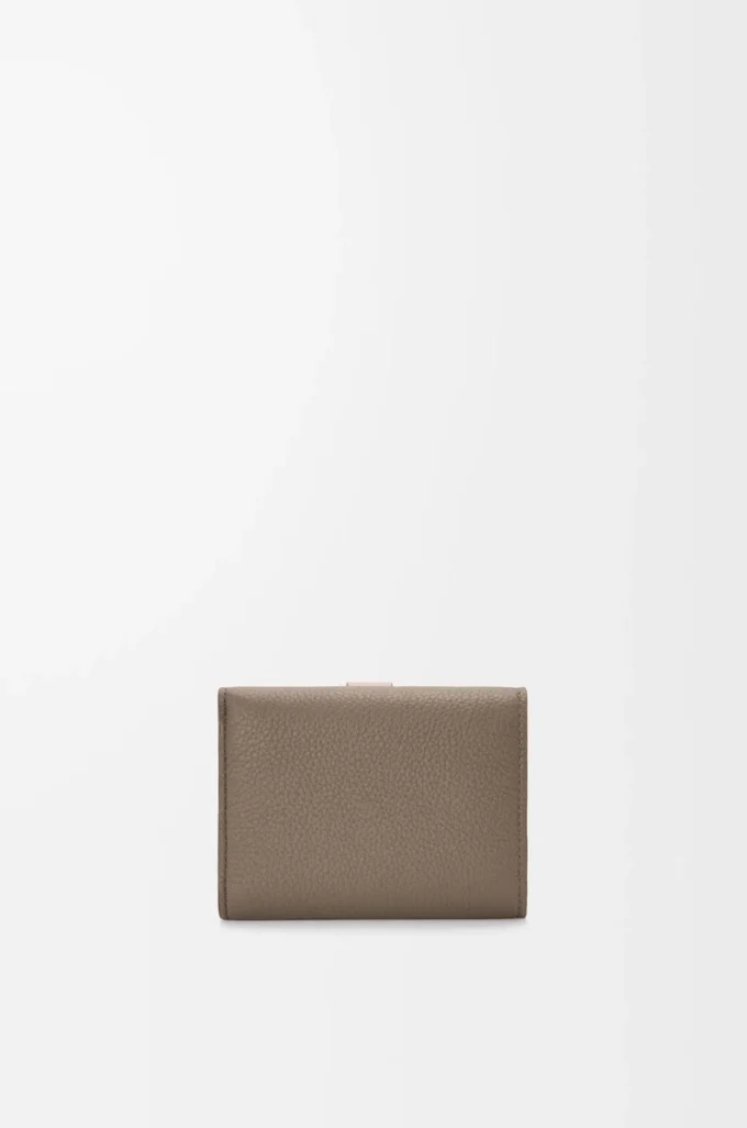 Cartera tríptica en piel de becerro granulada suave Taupe/Talc Cartera tríptica en piel de becerro granulada suave Taupe/Talc
