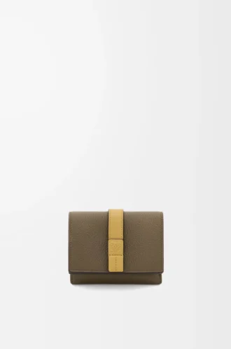 Cartera tríptica en piel de becerro granulada suave verde caqui oscuro/jengibre