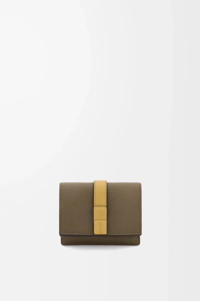 Cartera tríptica en piel de becerro granulada suave verde caqui oscuro/jengibre Cartera tríptica en piel de becerro granulada suave verde caqui oscuro/jengibre