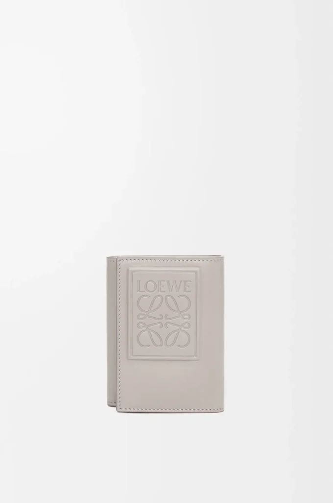 Cartera tríptica en piel de becerro satinada gris concha Cartera tríptica en piel de becerro satinada gris concha