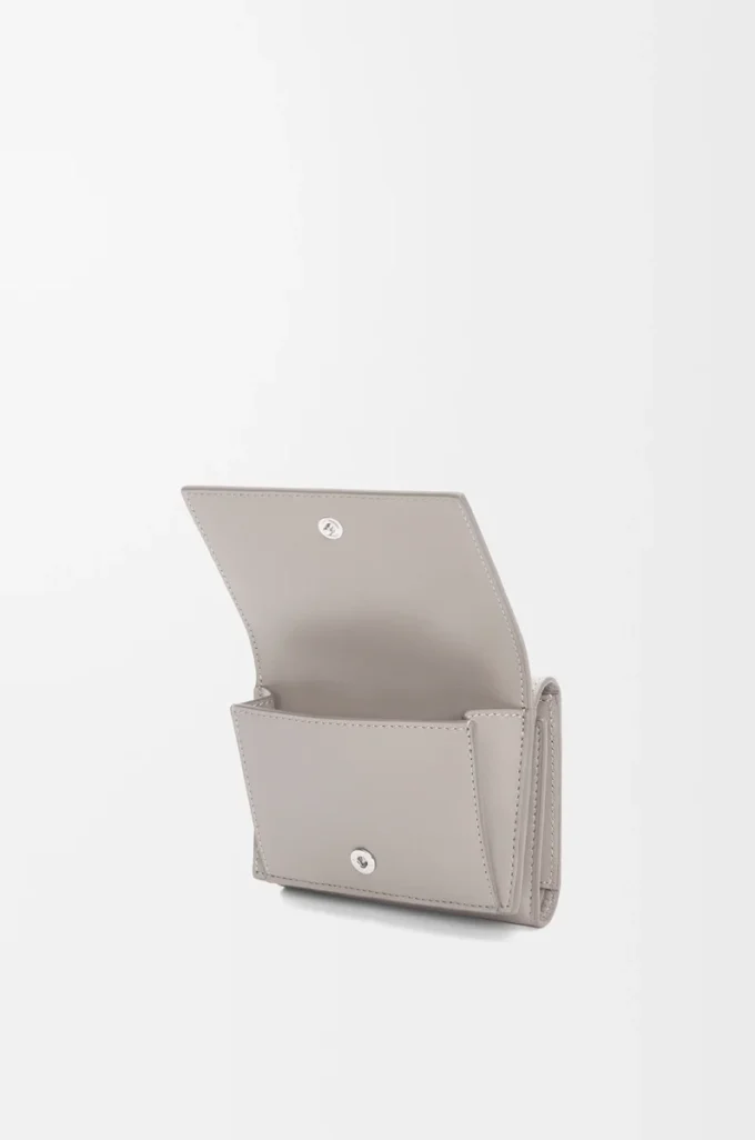 Cartera tríptica en piel de becerro satinada gris concha Cartera tríptica en piel de becerro satinada gris concha
