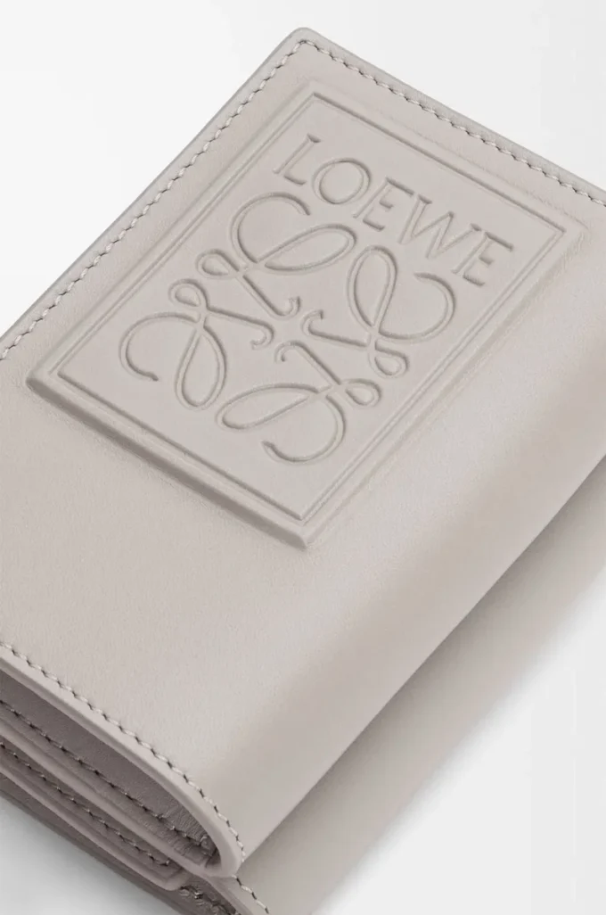 Cartera tríptica en piel de becerro satinada gris concha Cartera tríptica en piel de becerro satinada gris concha