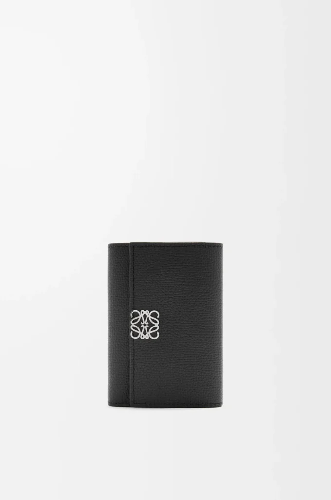Cartera vertical pequeña Anagram en piel de becerro granulada Black Cartera vertical pequeña Anagram en piel de becerro granulada Black