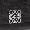 Cartera vertical pequeña Anagram en piel de becerro granulada Black Cartera vertical pequeña Anagram en piel de becerro granulada Black