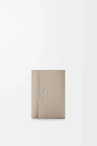 Cartera vertical pequeña Anagram en piel de becerro granulada Clay Cartera vertical pequeña Anagram en piel de becerro granulada Clay