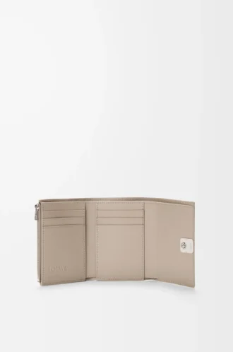 Cartera vertical pequeña Anagram en piel de becerro granulada Clay Cartera vertical pequeña Anagram en piel de becerro granulada Clay