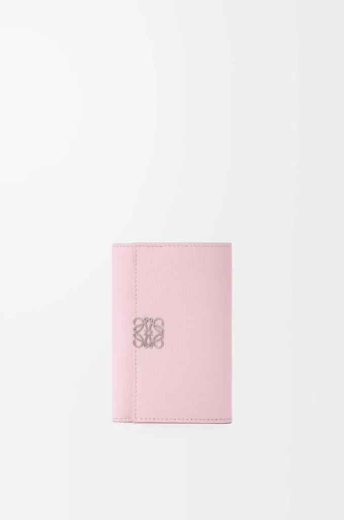 Cartera vertical pequeña Anagram en piel de becerro granulada color Blossom Cartera vertical pequeña Anagram en piel de becerro granulada color Blossom
