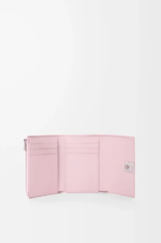Cartera vertical pequeña Anagram en piel de becerro granulada color Blossom Cartera vertical pequeña Anagram en piel de becerro granulada color Blossom