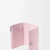 Cartera vertical pequeña Anagram en piel de becerro granulada color Blossom Cartera vertical pequeña Anagram en piel de becerro granulada color Blossom