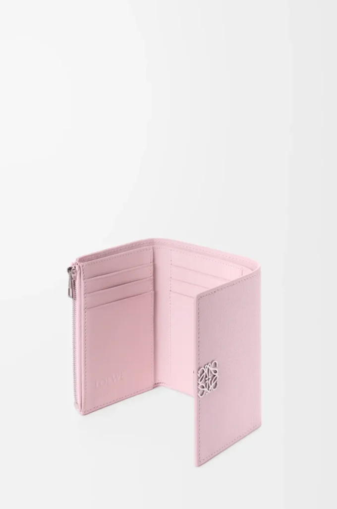 Cartera vertical pequeña Anagram en piel de becerro granulada color Blossom Cartera vertical pequeña Anagram en piel de becerro granulada color Blossom
