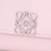 Cartera vertical pequeña Anagram en piel de becerro granulada color Blossom Cartera vertical pequeña Anagram en piel de becerro granulada color Blossom