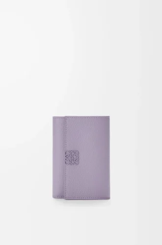 Cartera vertical pequeña Anagram en piel de becerro granulada Dirty Mauve Cartera vertical pequeña Anagram en piel de becerro granulada Dirty Mauve