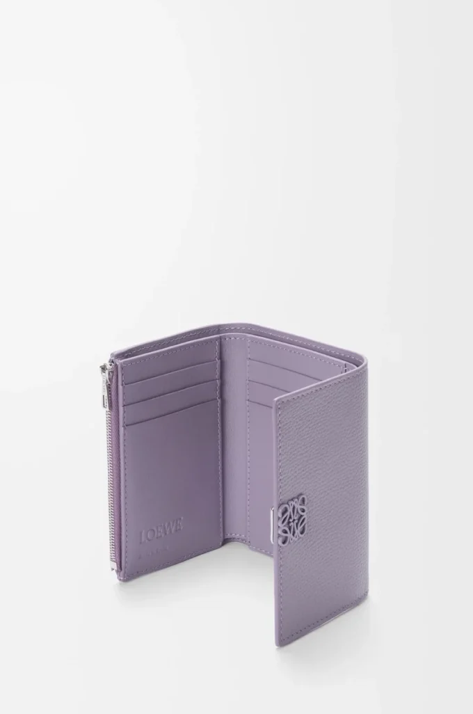 Cartera vertical pequeña Anagram en piel de becerro granulada Dirty Mauve