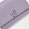 Cartera vertical pequeña Anagram en piel de becerro granulada Dirty Mauve