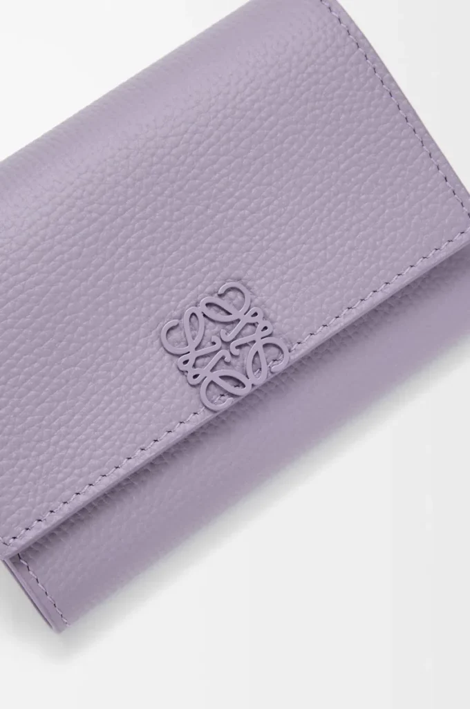 Cartera vertical pequeña Anagram en piel de becerro granulada Dirty Mauve