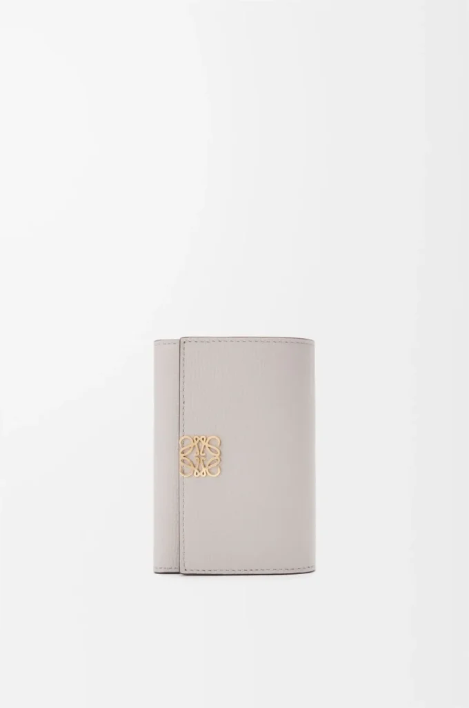 Cartera vertical pequeña Anagram en piel de becerro granulada Gris claro fantasma