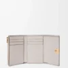 Cartera vertical pequeña Anagram en piel de becerro granulada Gris claro fantasma