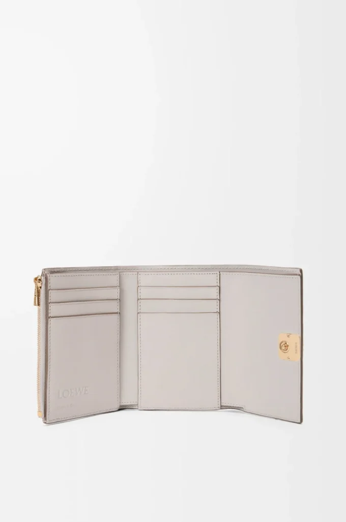 Cartera vertical pequeña Anagram en piel de becerro granulada Gris claro fantasma