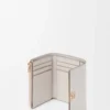 Cartera vertical pequeña Anagram en piel de becerro granulada Gris claro fantasma