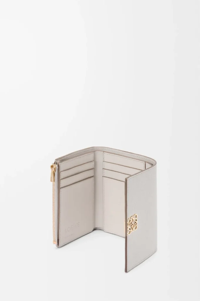 Cartera vertical pequeña Anagram en piel de becerro granulada Gris claro fantasma