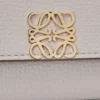 Cartera vertical pequeña Anagram en piel de becerro granulada Gris claro fantasma