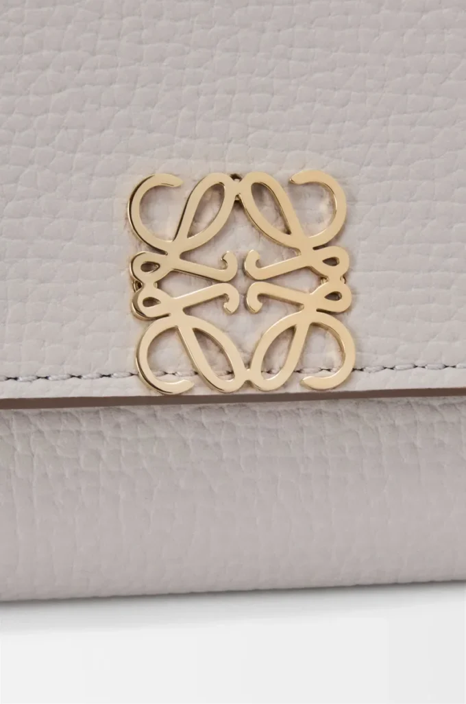 Cartera vertical pequeña Anagram en piel de becerro granulada Gris claro fantasma