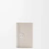 Cartera vertical pequeña Anagram en piel de becerro granulada Light Ghost Cartera vertical pequeña Anagram en piel de becerro granulada Light Ghost