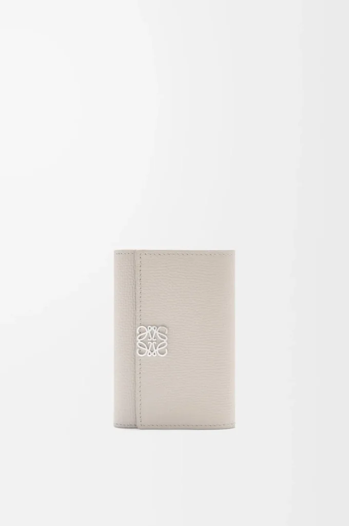 Cartera vertical pequeña Anagram en piel de becerro granulada Light Ghost Cartera vertical pequeña Anagram en piel de becerro granulada Light Ghost