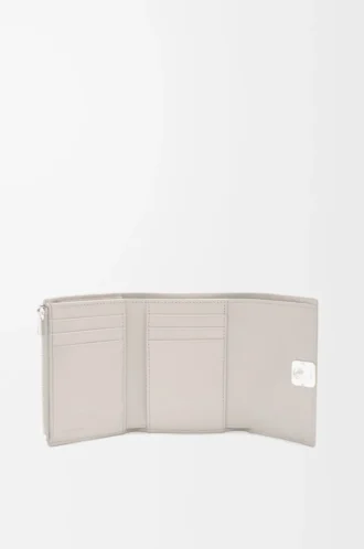 Cartera vertical pequeña Anagram en piel de becerro granulada Light Ghost Cartera vertical pequeña Anagram en piel de becerro granulada Light Ghost