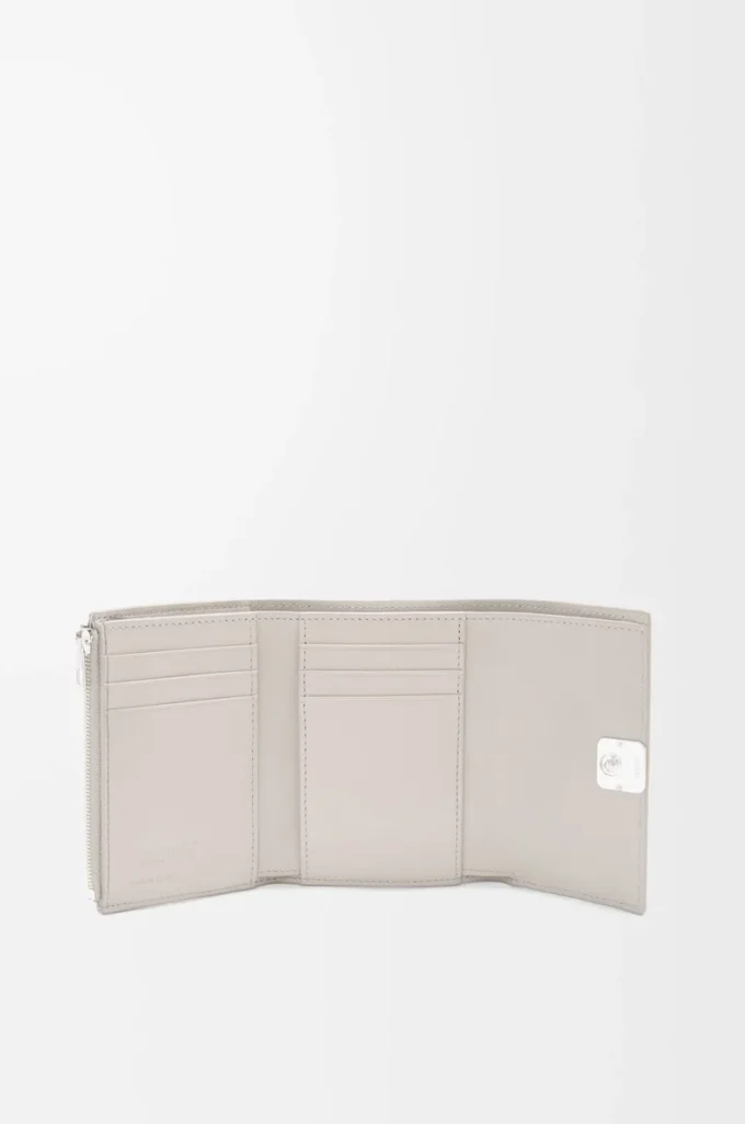 Cartera vertical pequeña Anagram en piel de becerro granulada Light Ghost Cartera vertical pequeña Anagram en piel de becerro granulada Light Ghost