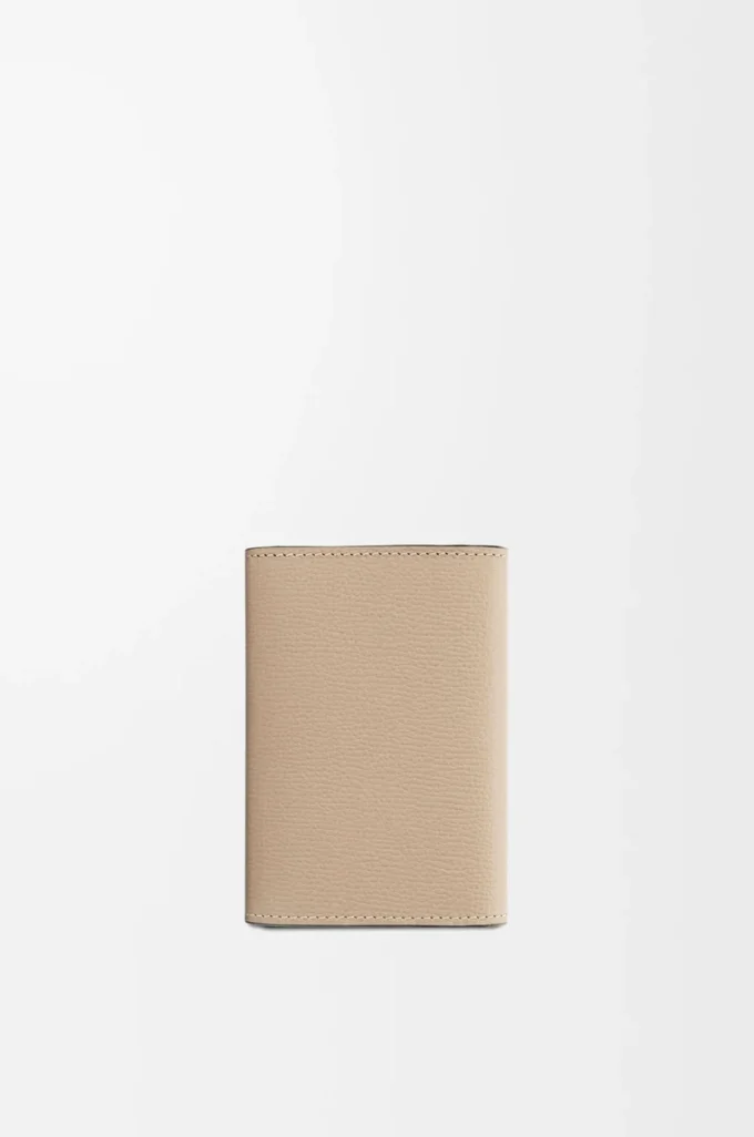 Cartera vertical pequeña Anagram en piel de becerro granulada Sand Cartera vertical pequeña Anagram en piel de becerro granulada Sand