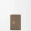 Cartera vertical pequeña Anagram en piel de becerro granulada Taupe