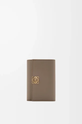 Cartera vertical pequeña Anagram en piel de becerro granulada Taupe Cartera vertical pequeña Anagram en piel de becerro granulada Taupe