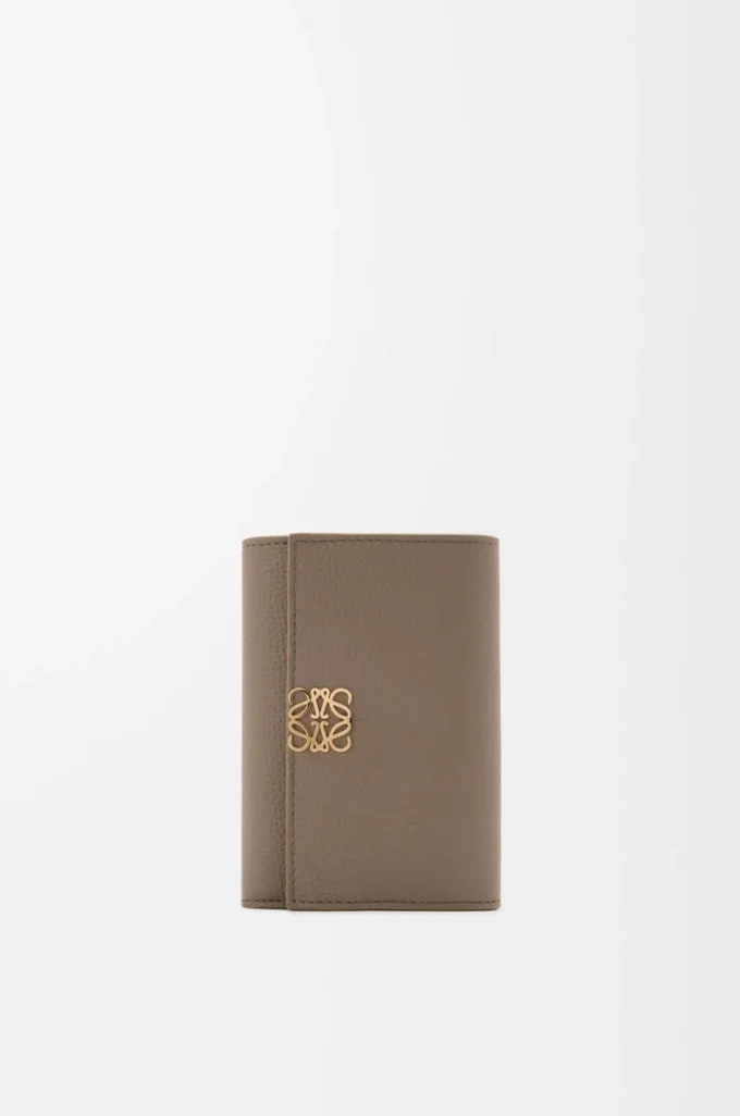 Cartera vertical pequeña Anagram en piel de becerro granulada Taupe