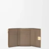 Cartera vertical pequeña Anagram en piel de becerro granulada Taupe