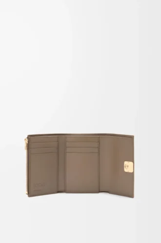 Cartera vertical pequeña Anagram en piel de becerro granulada Taupe Cartera vertical pequeña Anagram en piel de becerro granulada Taupe