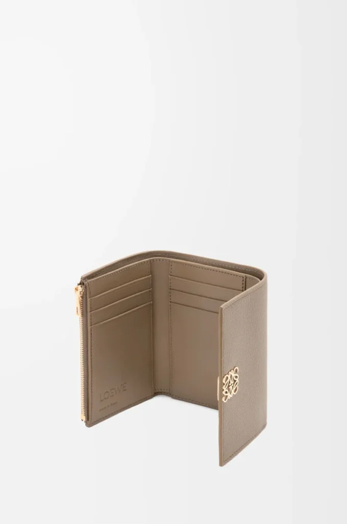 Cartera vertical pequeña Anagram en piel de becerro granulada Taupe