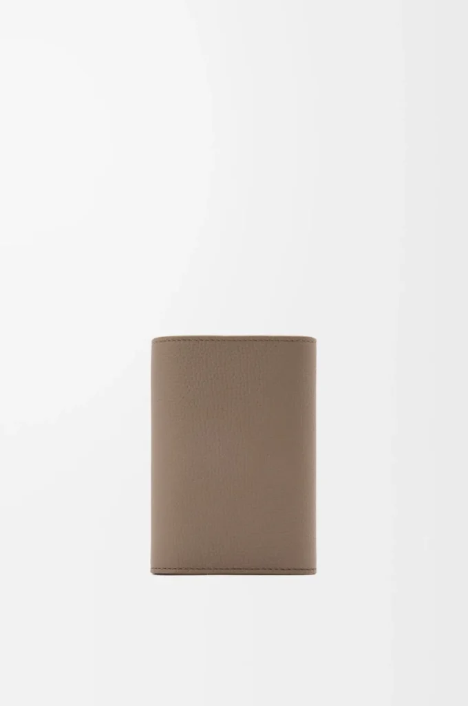 Cartera vertical pequeña Anagram en piel de becerro granulada Taupe